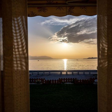 Loutraki Sea Sunset Apartment Exterior photo