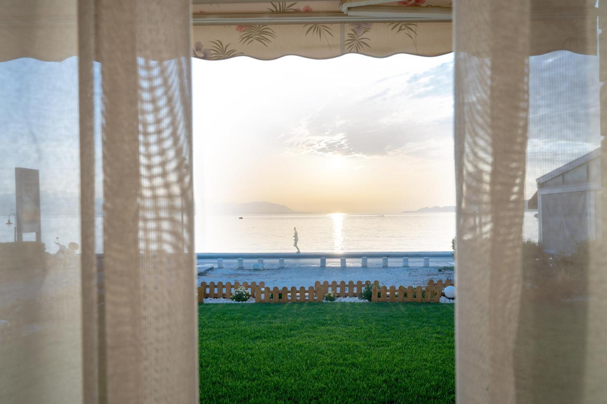 Loutraki Sea Sunset Apartment Exterior photo