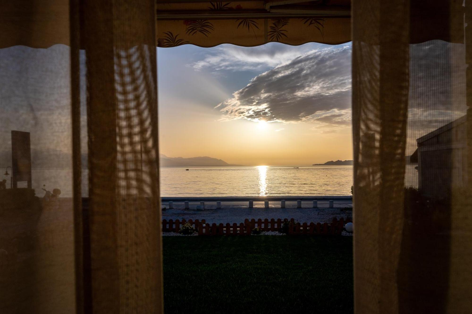 Loutraki Sea Sunset Apartment Exterior photo