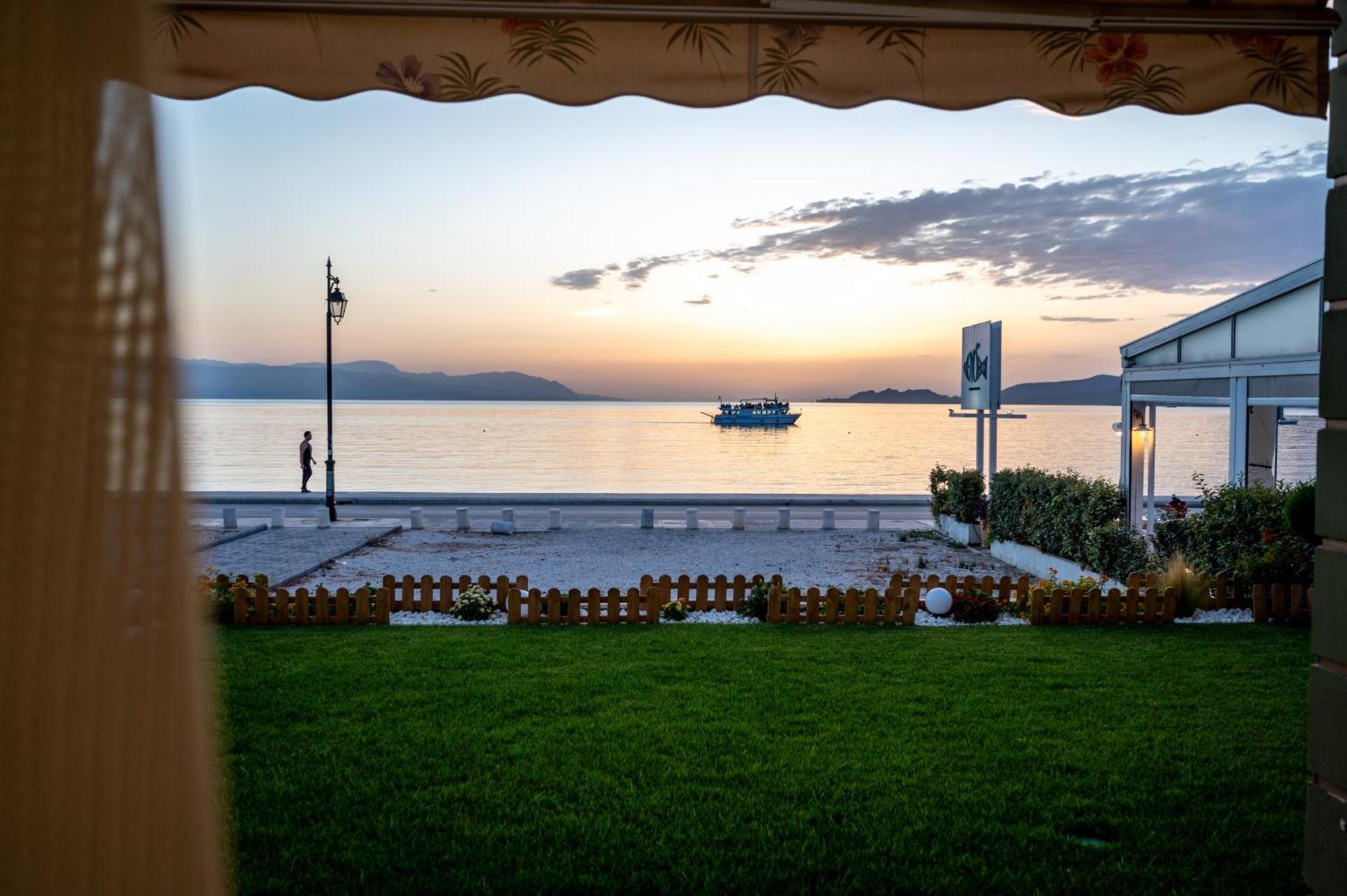 Loutraki Sea Sunset Apartment Exterior photo