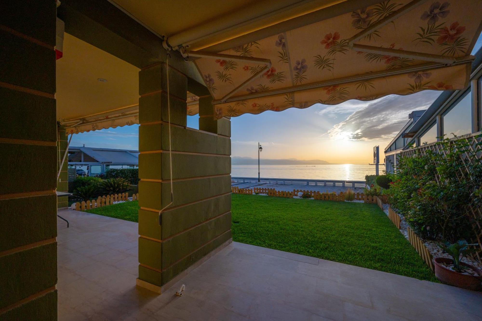 Loutraki Sea Sunset Apartment Exterior photo