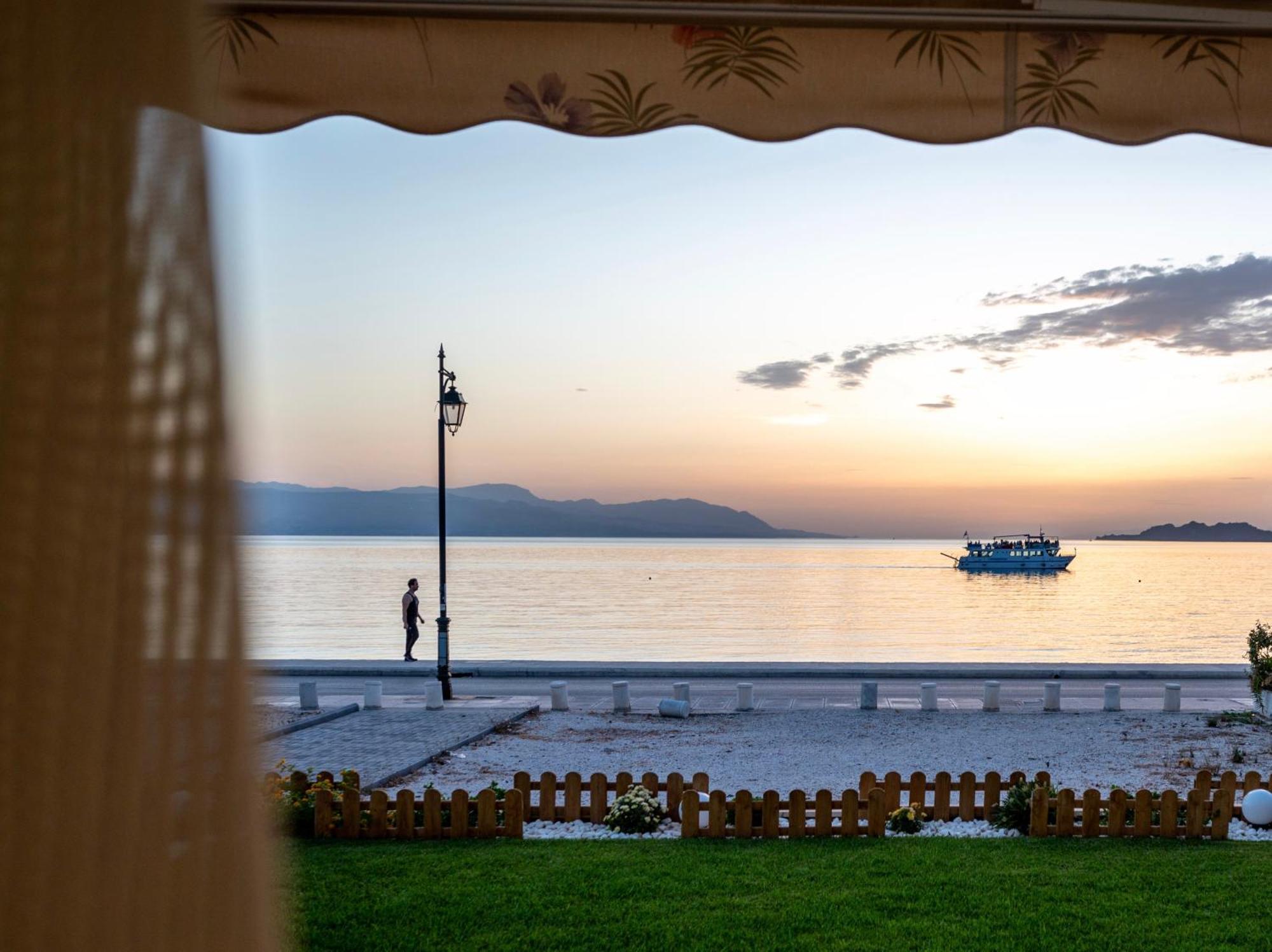 Loutraki Sea Sunset Apartment Exterior photo